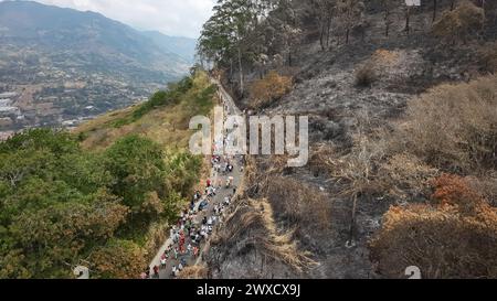 Medellin, Colombia. 29 marzo 2024. La gente partecipa alla processione del venerdì Santo a Copacabana, a nord di Medellin, Colombia, nell'ambito delle celebrazioni della settimana Santa del 29 marzo 2024. Nei giorni precedenti il venerdì Santo il "Santuario della Croce" ha subito un incendio boschivo sui suoi dintorni, lasciando segni che la gente ha notato durante la processione. Foto di: Juan J. Eraso/Long Visual Press credito: Long Visual Press/Alamy Live News Foto Stock