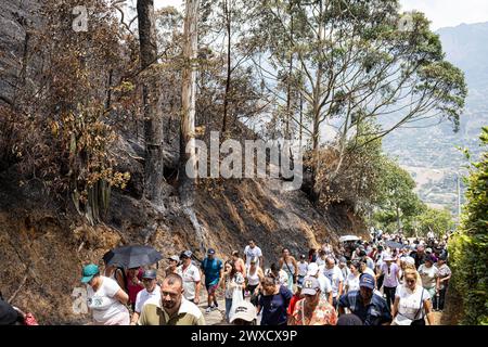 Medellin, Colombia. 29 marzo 2024. La gente partecipa alla processione del venerdì Santo a Copacabana, a nord di Medellin, Colombia, nell'ambito delle celebrazioni della settimana Santa del 29 marzo 2024. Nei giorni precedenti il venerdì Santo il "Santuario della Croce" ha subito un incendio boschivo sui suoi dintorni, lasciando segni che la gente ha notato durante la processione. Foto di: Juan J. Eraso/Long Visual Press credito: Long Visual Press/Alamy Live News Foto Stock