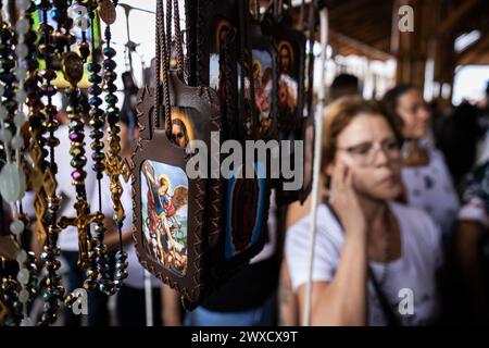 Medellin, Colombia. 29 marzo 2024. La gente partecipa alla processione del venerdì Santo a Copacabana, a nord di Medellin, Colombia, nell'ambito delle celebrazioni della settimana Santa del 29 marzo 2024. Nei giorni precedenti il venerdì Santo il "Santuario della Croce" ha subito un incendio boschivo sui suoi dintorni, lasciando segni che la gente ha notato durante la processione. Foto di: Juan J. Eraso/Long Visual Press credito: Long Visual Press/Alamy Live News Foto Stock