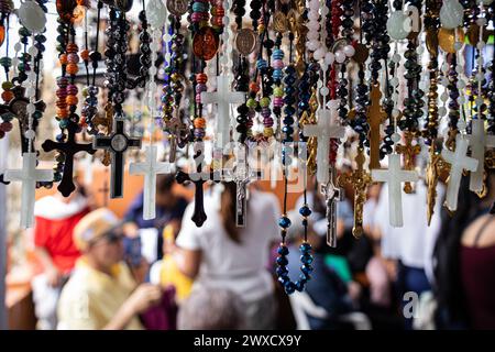 Medellin, Colombia. 29 marzo 2024. La gente partecipa alla processione del venerdì Santo a Copacabana, a nord di Medellin, Colombia, nell'ambito delle celebrazioni della settimana Santa del 29 marzo 2024. Nei giorni precedenti il venerdì Santo il "Santuario della Croce" ha subito un incendio boschivo sui suoi dintorni, lasciando segni che la gente ha notato durante la processione. Foto di: Juan J. Eraso/Long Visual Press credito: Long Visual Press/Alamy Live News Foto Stock