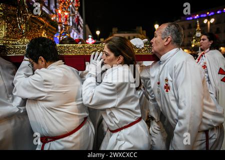 Madrid, Spagna. 29 marzo 2024. Una donna, accompagnata da altri portatori, porta il Gesù El Divino Cautivo (nostro padre Gesù il Divino prigioniero) sulle spalle per le strade di Madrid durante la processione del Divino prigioniero il venerdì Santo. Questo venerdì Santo, la Confraternita reale e Confraternita di Nuestro padre Jesus El Divino Cautivo, ha lavorato come ogni venerdì Santo per le strade del centro di Madrid. Credito: SOPA Images Limited/Alamy Live News Foto Stock