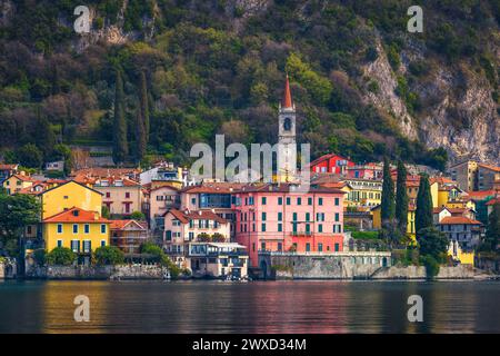 Centro storico di Varena sul Lago di Como, Italia con montagne sullo sfondo Foto Stock