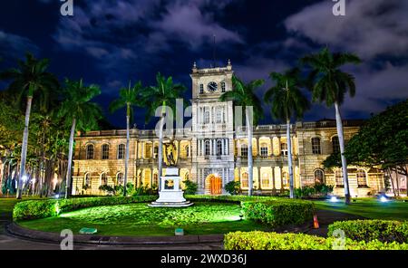 Corte Suprema dello Stato delle Hawaii a Honolulu, Oahu, Stati Uniti di notte Foto Stock