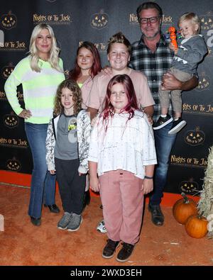 Tori Spelling Files per divorzio da Dean McDermott dopo 18 anni di matrimonio. L'ortografia cita "differenze inconciliabili" per il divorzio nella sua petizione, presentata venerdì 29 marzo 2024 alla Corte superiore di Los Angeles. CALABASAS, LOS ANGELES, CALIFORNIA, STATI UNITI D'AMERICA - 2 OTTOBRE: l'attrice e autrice americana Tori Spelling, il marito/attore canadese Dean McDermott e i figli Stella McDermott, Liam McDermott, Hattie McDermott, Finn McDermott e Beau McDermott arrivano a Nights of the Jack Friends and Family Night 2019 tenutasi al King Gillette Ranch il 2 ottobre 2019 a Calabasas, Los Angeles, Califo Foto Stock