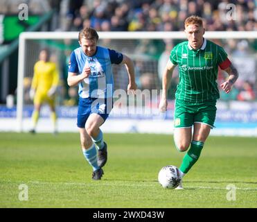 Matty Worthington di Yeovil Town e Tom Lapsie di Torquay United durante la partita della National League South allo Huish Park Stadium, Yeovil Picture di M Foto Stock