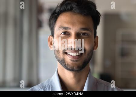 Felice attraente giovane indiano uomo primo piano ritratto Foto Stock