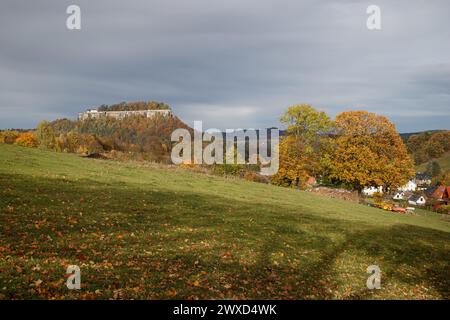 Vista autunnale della fortezza di Koenigsstein Foto Stock