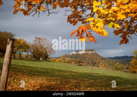 Vista autunnale della fortezza di Koenigsstein Foto Stock