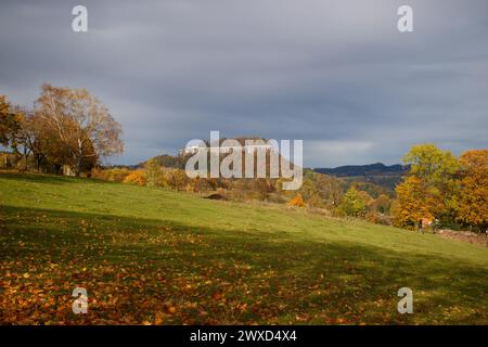 Vista autunnale della fortezza di Koenigsstein Foto Stock