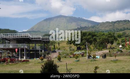 Vista del Monte Rinjani da una locanda ai piedi del Monte Rinjani al mattino Foto Stock