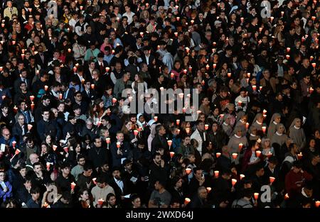 Roma, Italia. 29 marzo 2024. Papa Francesco non presiedette le stazioni della via Crucis al Colosseo di Roma durante la settimana della Santa Pasqua del 29 marzo 2024 a Roma. Papa Francesco non ha partecipato alla processione del venerdì Santo per proteggere la sua salute prima di altri impegni della settimana di Pasqua, ha detto il Vaticano. Foto: Eric Vandeville/ABACAPRESS.COM credito: Abaca Press/Alamy Live News Foto Stock