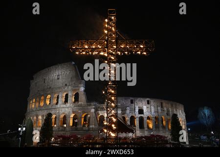 Roma, Italia. 29 marzo 2024. Papa Francesco non presiedette le stazioni della via Crucis al Colosseo di Roma durante la settimana della Santa Pasqua del 29 marzo 2024 a Roma. Papa Francesco non ha partecipato alla processione del venerdì Santo per proteggere la sua salute prima di altri impegni della settimana di Pasqua, ha detto il Vaticano. Foto: Eric Vandeville/ABACAPRESS.COM credito: Abaca Press/Alamy Live News Foto Stock