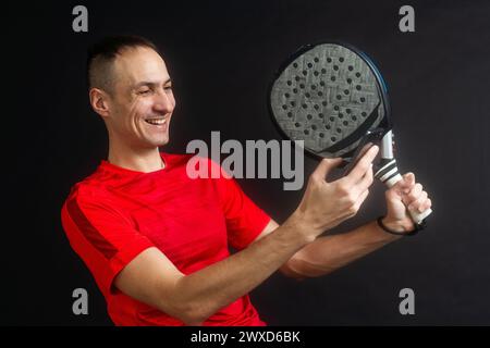 uomo con racchetta paddel e smartphone Foto Stock