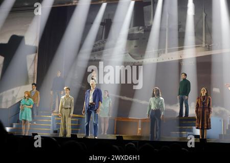 Limoges, Francia. 29 marzo 2024. Commedia musicale JE VAIS T'AIMER (TI AMERÒ), uno spettacolo "evento" che riunisce tutte le generazioni. Limoges, Francia. 29 marzo 2024. Lo spettacolo si basa sui successi di Michel Sardou e su un viaggio da Parigi a New York a bordo del leggendario transatlantico "France". Interpretazione della leggendaria canzone “le France” in cui Michel Sardou rende omaggio nel 1975 al transatlantico francese che era allora il più grande del mondo. Zénith de Limoges, Limousin, Haute-Vienne, Francia, Europa. Crediti: Foto di HM Images/Alamy Live News. Foto Stock