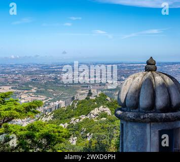 Vista panoramica aerea del castello moresco (Castelo dos Mouros) a Sintra e delle vaste terre e prati di Sintra dalla guardia medievale in pietra cabi Foto Stock