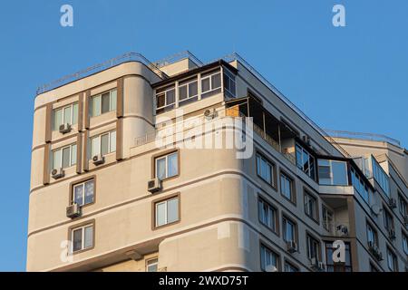 Casa a più piani con molte finestre, balconi e aria condizionata. Foto di dettaglio del vecchio grattacielo. Foto Stock