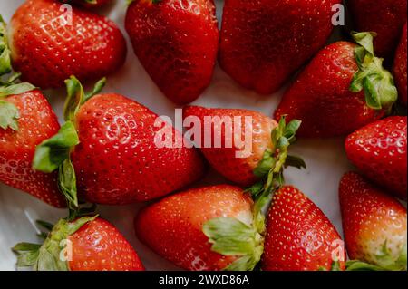 Un primo piano di fragole mature Foto Stock