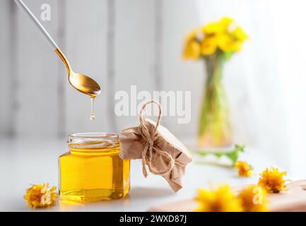 Miele di dente di leone in vaso e fiori freschi, bella composizione Foto Stock