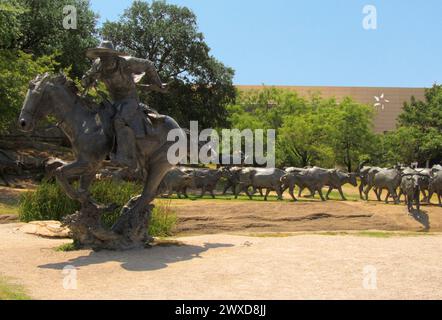 Cowboy di bronzo a cavallo al Pioneer Plaza, Dallas, Texas. Foto Stock