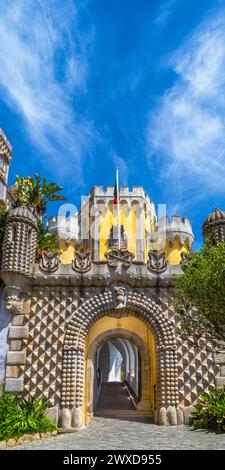 L'ingresso ad arco al Palácio da pena di Sintra con le pareti e l'arco decorato con ornamenti e modanature di sfere, piramidi, serpenti, scudi Foto Stock
