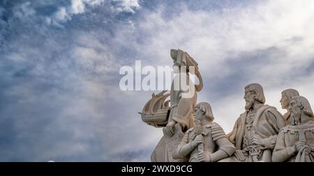 Profilo orientale con sculture in pietra calcarea e Enrico il Navigatore che tiene in mano una nave dal Monumento alle scoperte a Lisbona con una spe Foto Stock