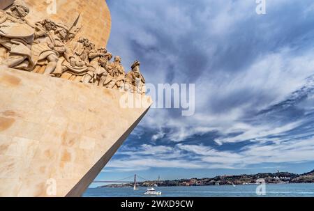 Profilo occidentale del Monumento delle scoperte (Padrão dos Descobrimentos) a Lisbona, Portogallo, Europa, con barche a vela e barche a vela sul Tago Foto Stock