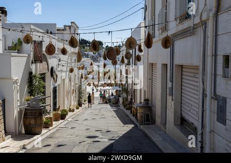 ALBEROBELLO, ITALIA , 11 LUGLIO 2022 - Vista della città di Alberobello, provoince di Bari, Puglia, Italia Foto Stock