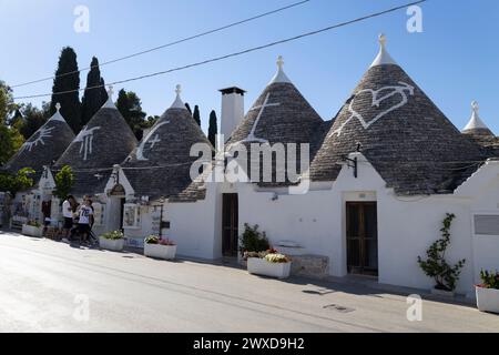 ALBEROBELLO, ITALIA , 11 LUGLIO 2022 - i Trulli di Alberobello, le tipiche case calcaree della provincia di Bari, Puglia, Italia Foto Stock