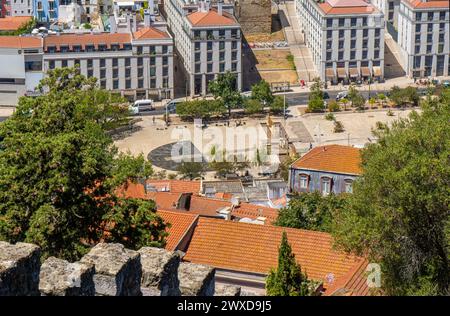 Vista aerea dalle mura del Castello di San Giorgio con vista su Piazza Martín Moniz e le tipiche scale dei quartieri più poveri di Foto Stock
