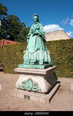 Statua in bronzo della regina Carolina Amalia (1796-1881) dello scultore Vilhelm Bissen, Kongens Have (Giardino del Re), Castello di Rosenborg, Copenaghen, Danimarca Foto Stock