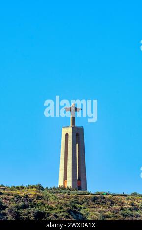 Monumentale statua in pietra di Cristo Re Almada di Lisbona (Christus Statua Lissabon) santuario dedicato al Sacro cuore di Gesù di Almada. CLE Foto Stock