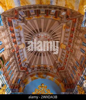 Soffitto a volta lussuosamente decorato con dipinti architettonici barocchi di colonne e soffitto della cattedrale della Chiesa di San Francisco. Evora. Por Foto Stock