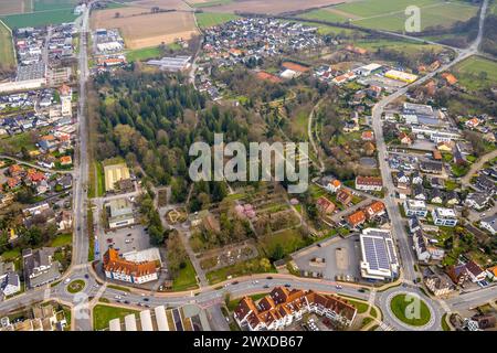 Luftbild, Parkfriedhof, Gräberfeld mit Grünen Bäumen und Magnolienbäumen, hinten das Wohngebiet Hammerstein, Werl, Nordrhein-Westfalen, Deutschland ACHTUNGxMINDESTHONORARx60xEURO *** Vista aerea, cimitero con alberi verdi e alberi di magnolia, dietro la zona residenziale Hammerstein, Werl, Renania settentrionale-Westfalia, Germania Foto Stock