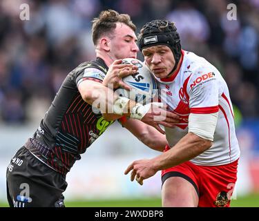 Jonny Lomax di St. Helens sfugge al Tackle di Alex Smith dei Wigan Warriors durante il Betfred Super League Round 6 Match St Helens vs Wigan Warriors al Totally Wicked Stadium, St Helens, Regno Unito, 29 marzo 2024 (foto di Craig Thomas/News Images) Foto Stock