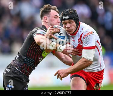 Jonny Lomax di St. Helens sfugge al tackle di Alex Smith dei Wigan Warriors durante la partita del 6° turno della Super League Betfred St Helens vs Wigan Warriors al Totally Wicked Stadium, St Helens, Regno Unito, 29 marzo 2024 (foto di Craig Thomas/News Images) in, il 29/3/2024. (Foto di Craig Thomas/News Images/Sipa USA) credito: SIPA USA/Alamy Live News Foto Stock