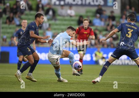 MELBOURNE, AUSTRALIA 30 marzo 2024. Il difensore dei Newcastle United Jets, il neozelandese Dane Ingham (14) (a sinistra) e il difensore dei Newcastle United Jets Jason Hoffman (3) (A destra) affrontano il centrocampista del Melbourne City Matthew Leckie (7) durante l'A League Men Round 22 Melbourne City contro Newcastle United Jets all'AAMI Park, Melbourne, Australia. Crediti: Karl Phillipson/Alamy Live News Foto Stock