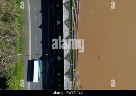 Una vista aerea mostra un autobus che passa davanti a un New Road Cricket Club, sede del Worcestershire CCC, allagato a Worcester. Data foto: Sabato 30 marzo 2024. Foto Stock