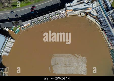 Una vista aerea mostra i veicoli che passano davanti a un New Road Cricket Club allagato, sede del Worcestershire CCC, a Worcester. Data foto: Sabato 30 marzo 2024. Foto Stock