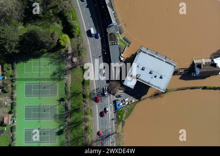 Una vista aerea mostra i veicoli che passano davanti a un New Road Cricket Club allagato, sede del Worcestershire CCC, a Worcester. Data foto: Sabato 30 marzo 2024. Foto Stock