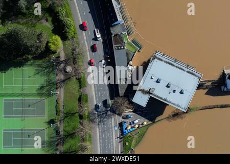 Una vista aerea mostra i veicoli che passano davanti a un New Road Cricket Club allagato, sede del Worcestershire CCC, a Worcester. Data foto: Sabato 30 marzo 2024. Foto Stock