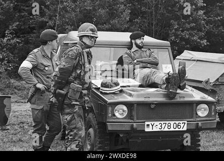 - Esercitazioni NATO in Germania, esercito americano e soldati tedeschi durante una pausa (ottobre 1983) - esercitazioni NATO in Germania, militari dell'US Army e tedeschi durante una pausa (ottobre 1983) Foto Stock