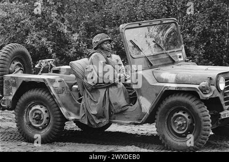 - Esercitazioni NATO in Germania, soldato dell'esercito americano durante una pausa (ottobre 1983) - esercitazioni NATO in Germania, militare dell'US Army durante una pausa (ottobre 1983) Foto Stock