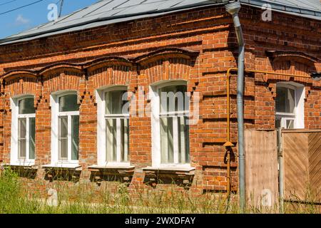 Borovsk, Russia - giugno 2019: Bassi edifici della città di Borovsk, una vecchia casa in mattoni in via Schmidt Foto Stock