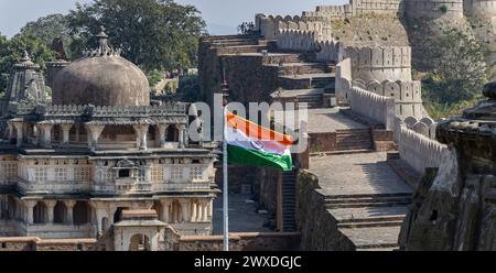 Il tricolore indiano che ondeggia l'antico forte da un angolo piatto viene scattato presso il forte di Kumbhal, kumbhalgarh, rajasthan, india. Foto Stock