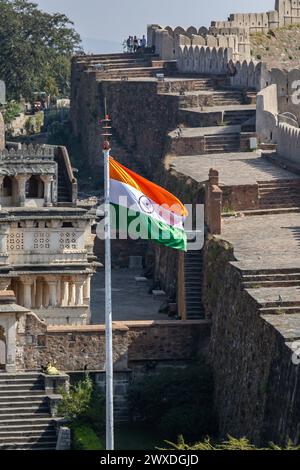 Il tricolore indiano che ondeggia l'antico forte da un angolo piatto viene scattato presso il forte di Kumbhal, kumbhalgarh, rajasthan, india. Foto Stock