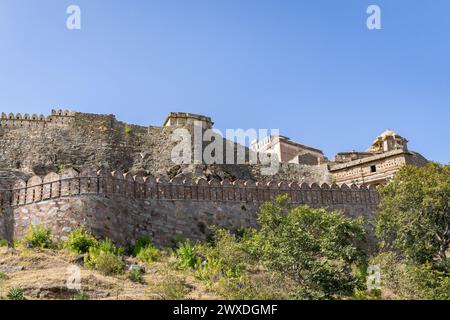 Le antiche rovine delle mura del forte con un cielo azzurro luminoso al mattino vengono scattate delle foto al forte di Kumbhal, kumbhalgarh, rajasthan, india. Foto Stock