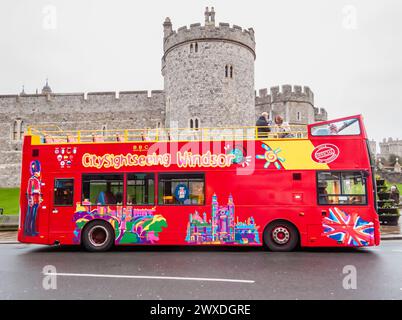 Autobus rosso scoperto Hop-On Hop-Off a due piani City Sightseeing per i turisti in High Street, Windsor fuori dal Castello di Windsor Foto Stock