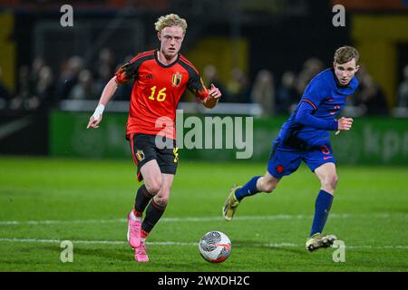 Joaquin Seys (16) del Belgio e Tygo Land (8) dei Paesi Bassi nella foto di una partita di calcio tra le nazionali Under 19 del Belgio e dei Paesi Bassi nella giornata 3 del girone 2 della UEFA Under 19 Elite di Veendam, giovedì 26 marzo 2024, paesi Bassi . FOTO SPORTPIX | David Catry Foto Stock