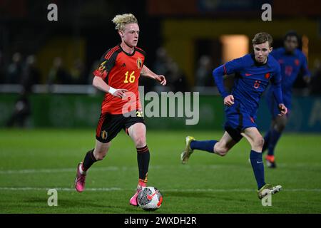 Joaquin Seys (16) del Belgio e Tygo Land (8) dei Paesi Bassi nella foto di una partita di calcio tra le nazionali Under 19 del Belgio e dei Paesi Bassi nella giornata 3 del girone 2 della UEFA Under 19 Elite di Veendam, giovedì 26 marzo 2024, paesi Bassi . FOTO SPORTPIX | David Catry Foto Stock