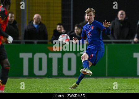 Tygo Land (8) dei Paesi Bassi nella foto durante una partita di calcio tra le nazionali Under 19 del Belgio e dei Paesi Bassi il giorno 3 del turno UEFA Under-19 Elite di giovedì 26 marzo 2024 a Veendam , Paesi Bassi . FOTO SPORTPIX | David Catry Foto Stock